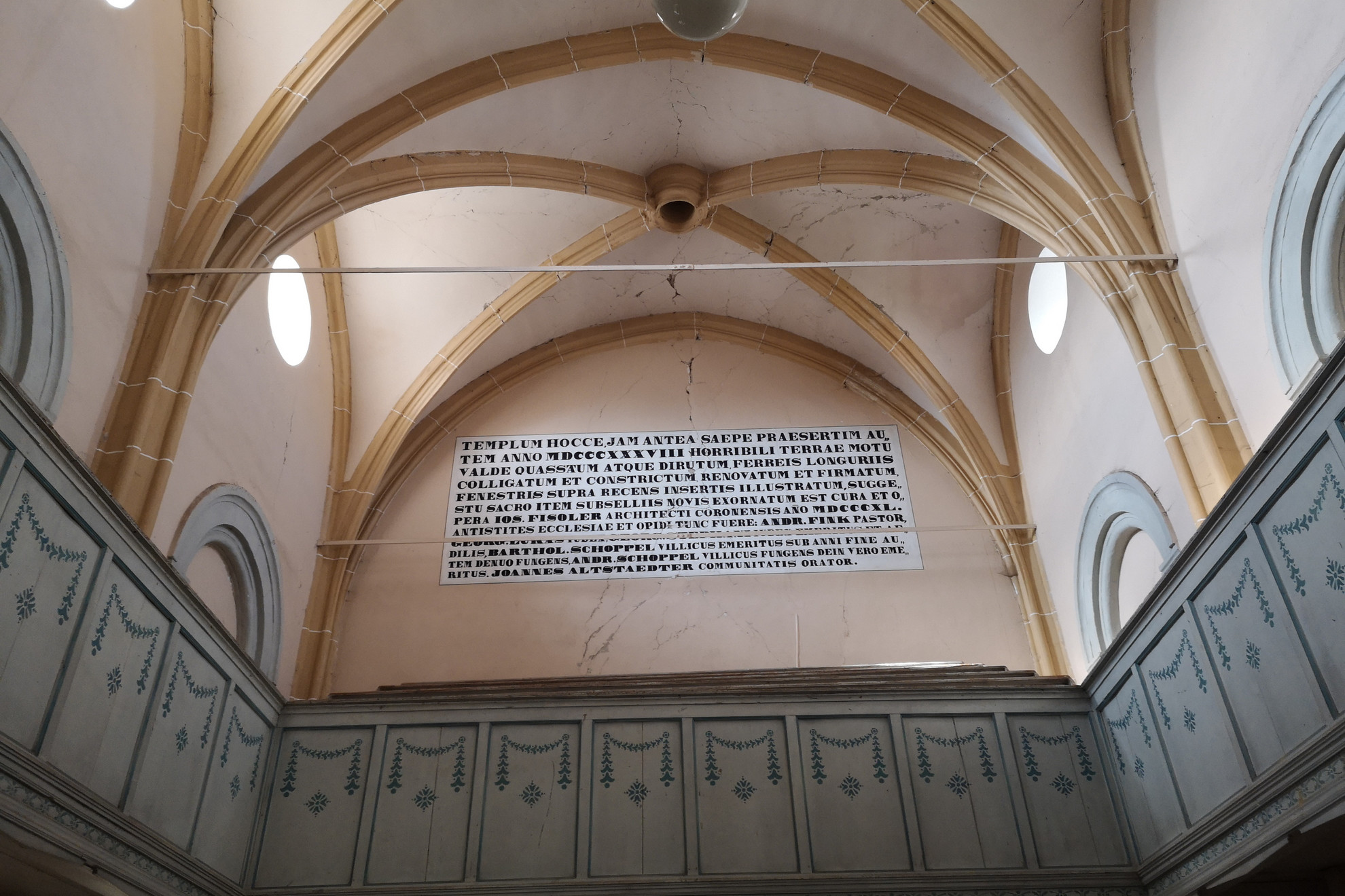 Fotó: MH/Pálffy Lajos A földrengésre emlékeztető latin felirat