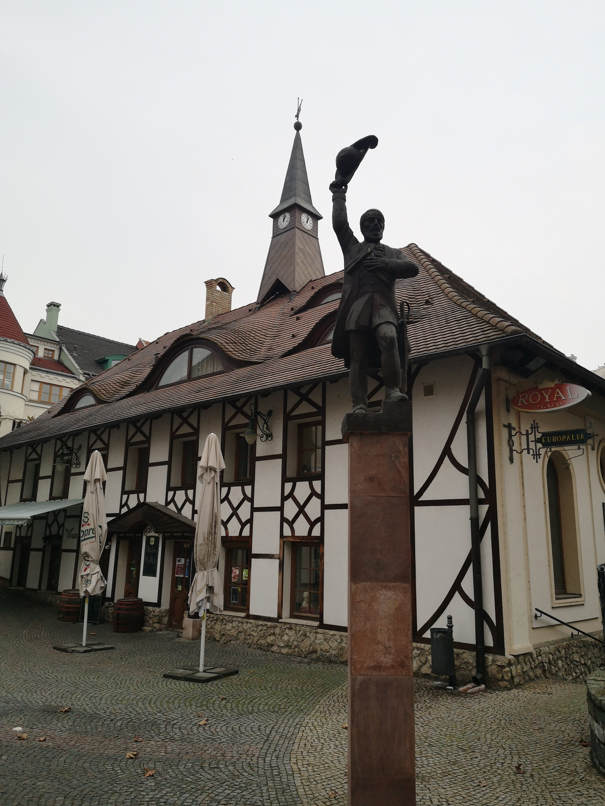 Kossuth Lajos szobra az Európai Udvarban
