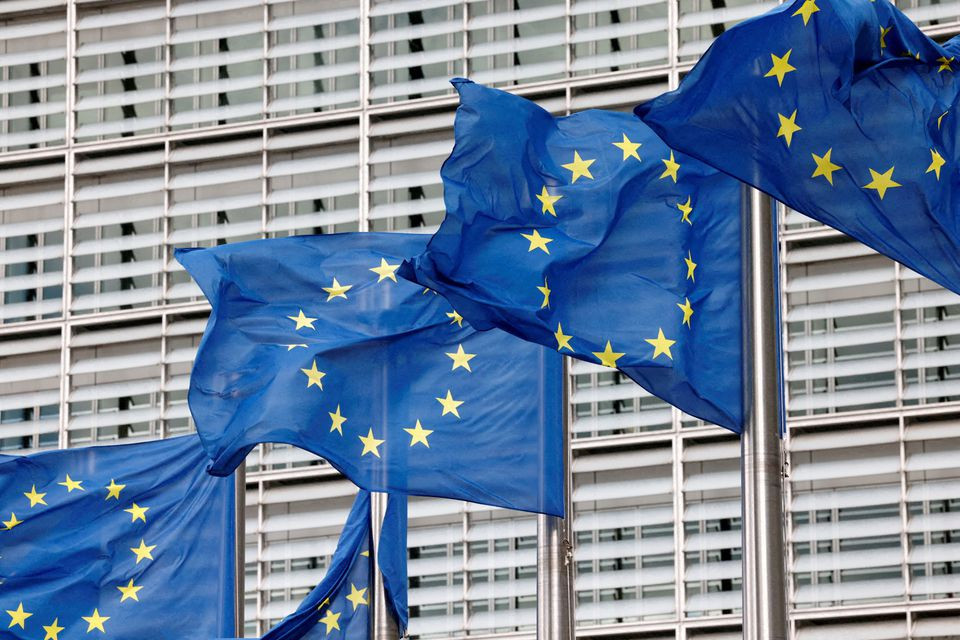 Fotó: Reuters/Yves Herman Az Európai Unió lobogói lengenek az Európai Bizittság brüsszeli központja előtt, Belgiumban, 2022. szeptember 28-án