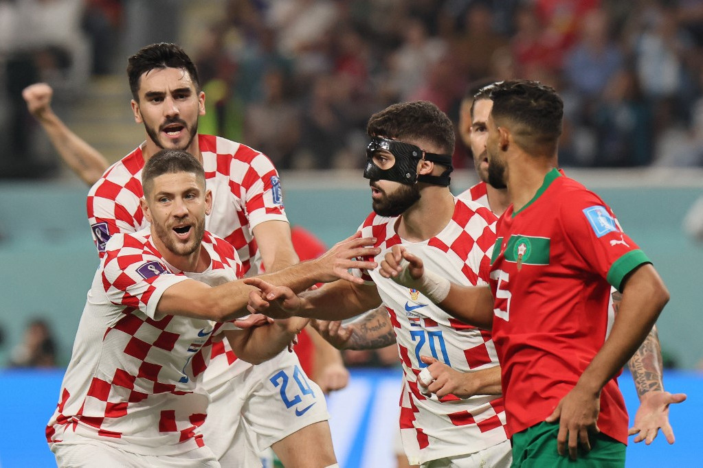 A horvátok egyedüli két gólosa, Kramaric gratulál először a szinte hitetlenkedő Gvardiol góljához