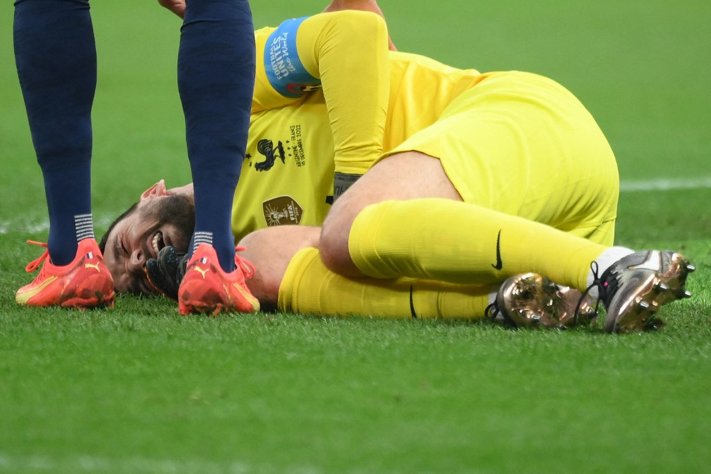 Hugo Lloris kis híján megsérült a meccs elején