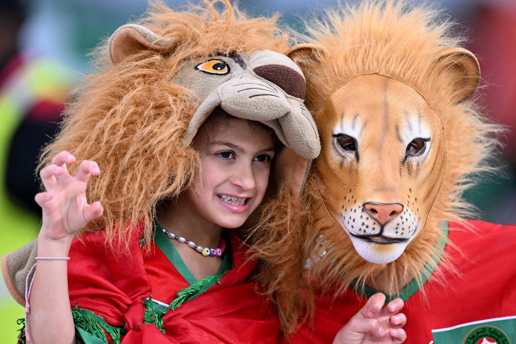 Ifjú marokkói szurkoló a lelátón - oroszlánnak öltözve