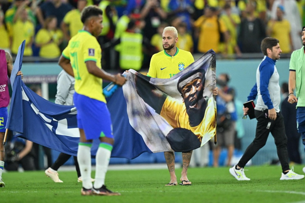 Fotó: AFP/Mustafa Yalcin Neymar (szemben) és társai a mérkőzés végén az ünneplésre behoztak egy hatalmas Pelének szóló drapériát