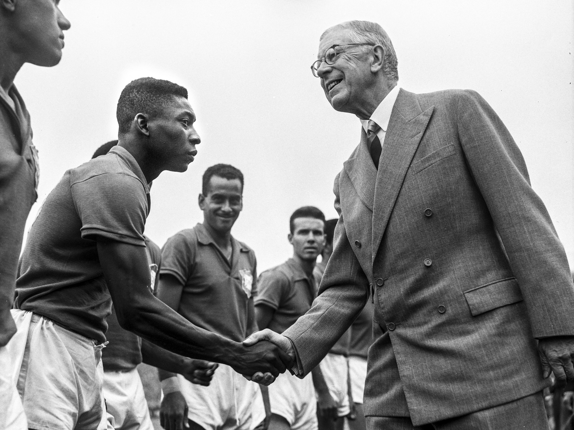 A majdani futballkirály és VI Gusztáv Adolf svéd király az 1958-as vb-döntő előtt