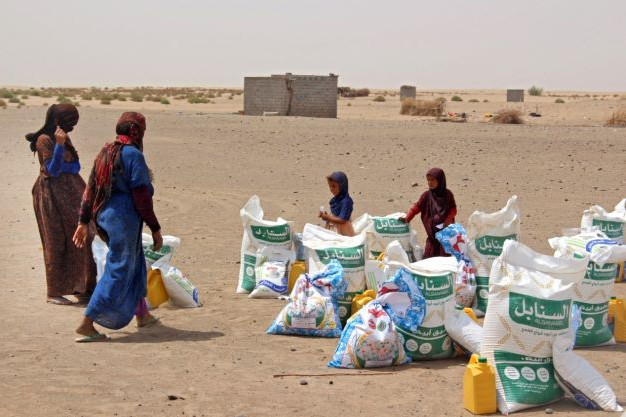 Jemeni családok lisztadagot és egyéb alapvető élelmiszer-ellátást kapnak a dél-jemeni Lahj tartomány jótékonysági szervezeteitől március 29-én, mivel az élelmiszerárak tavaly óta megduplázódtak az ukrajnai háború miatt