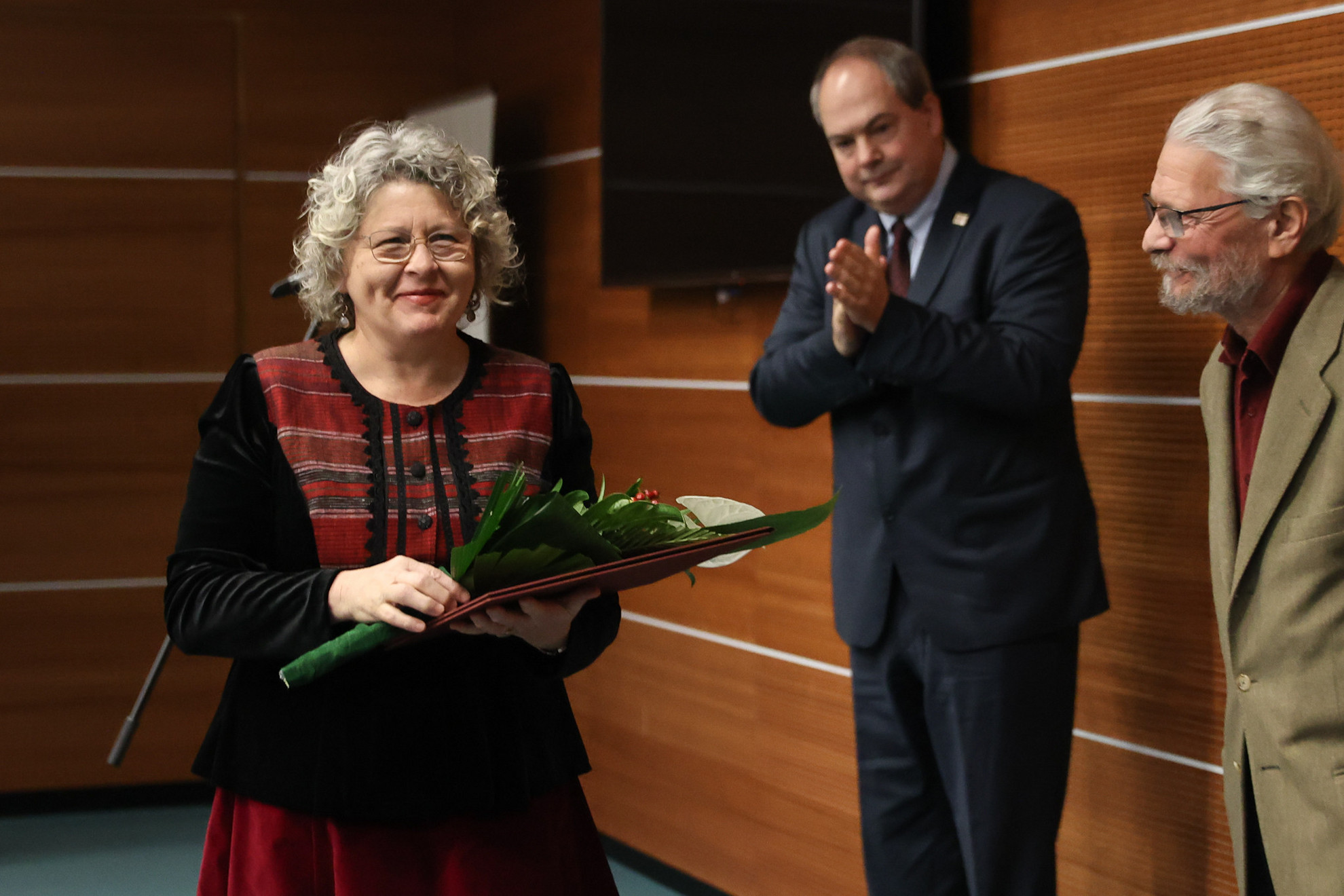 Fotó: MH/Purger Tamás A Guzsalyas Alapítvány nevében Benkő Éva elnök vette át a kitüntetést