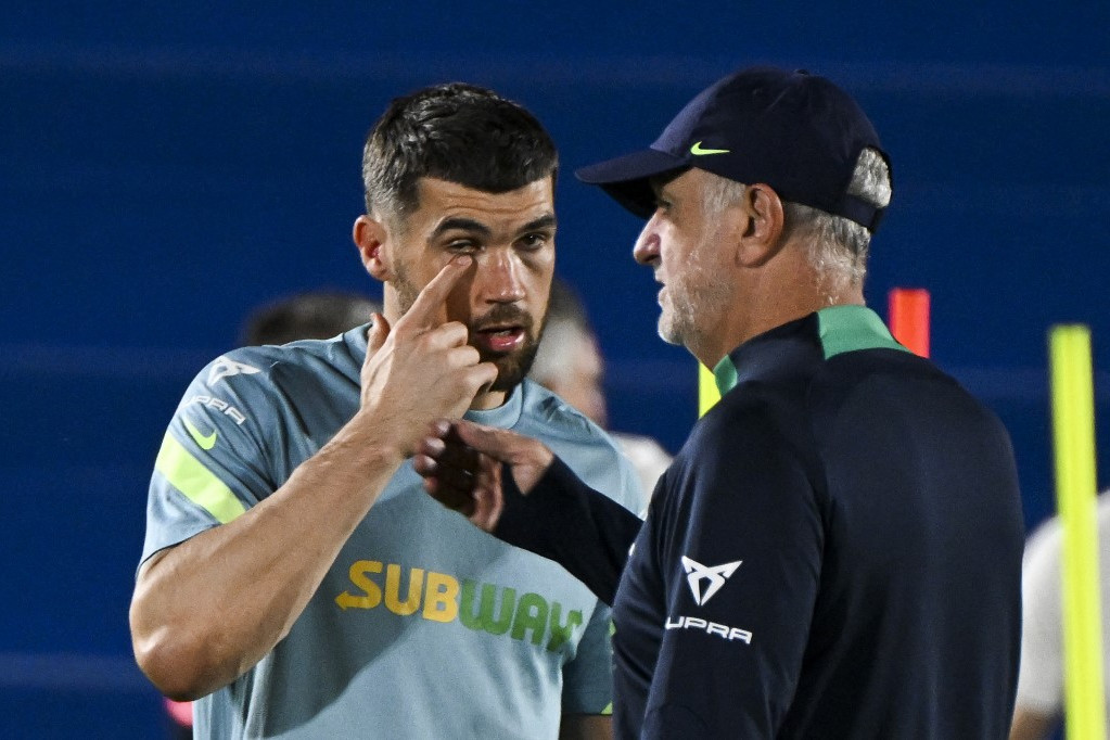 Fotó: AFP/Chandan Khanna Mathew Ryan csapatkapitány és Graham Arnold a vb-n, két meccs közötti edzés közben