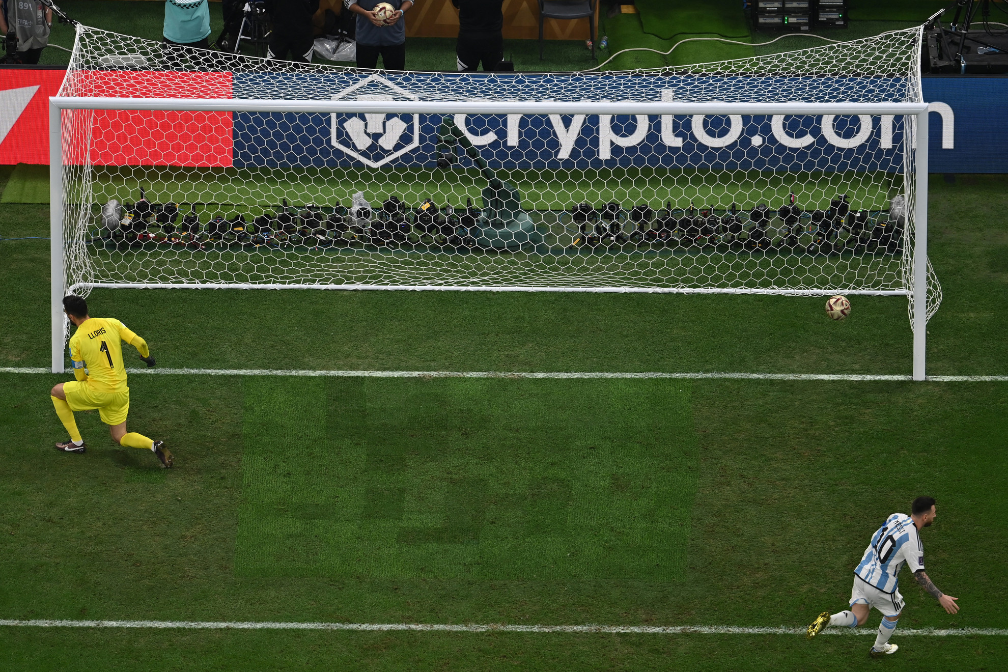Lionel Messi lövése után a labda a francia kapuban