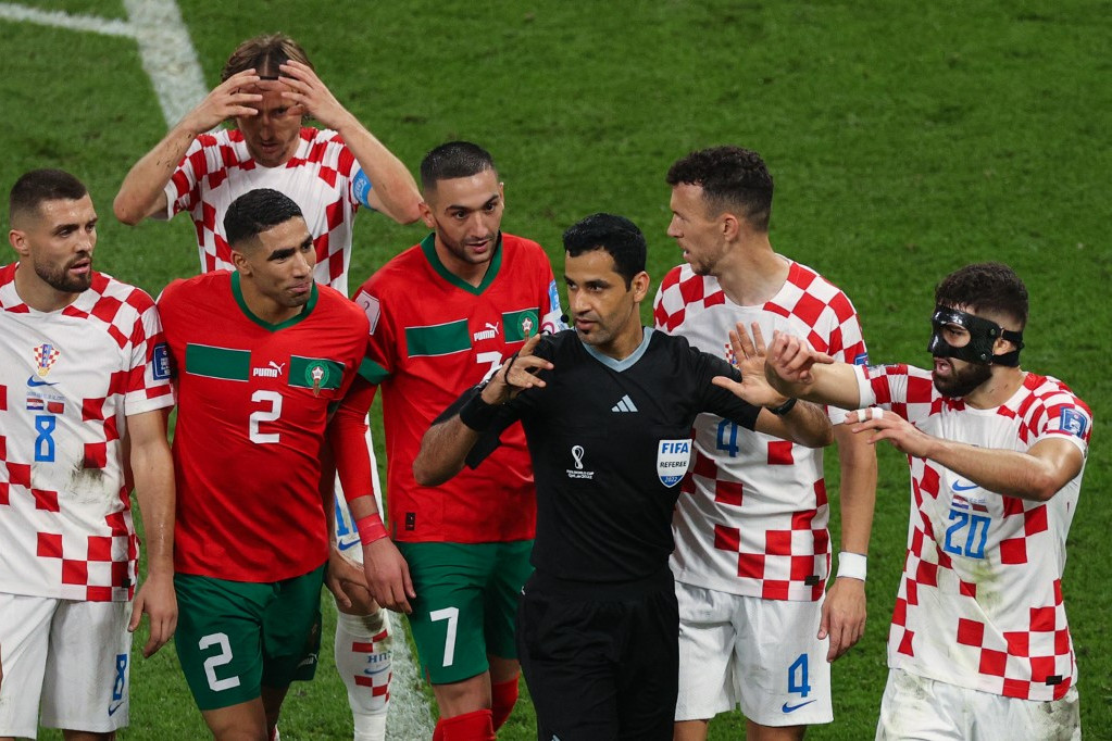 Vitarendezés a katari játékvezető irányításával