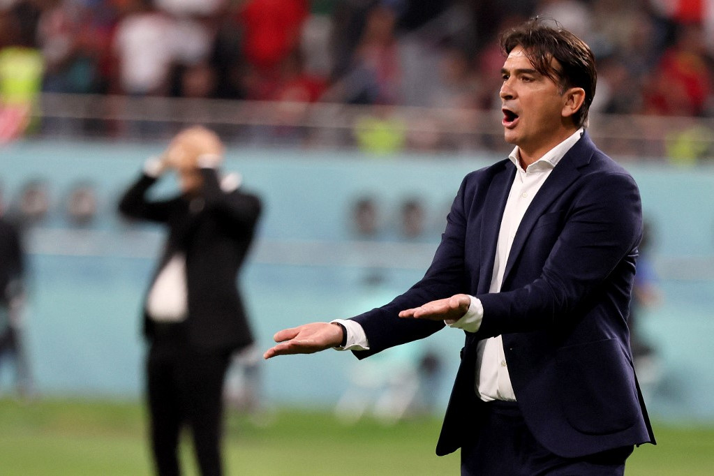 A háttérben Valid Regragi, a marokkói kapitány fogja a fejét, elől horvát kollégája, Zlatko Dalic méltatlankodik