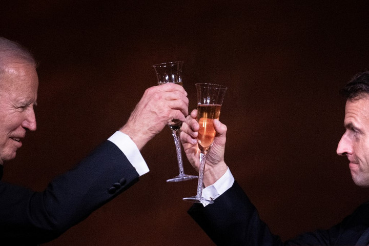 Joe Biden és Emmanuel Macron együtt vacsorázott Washingtonban