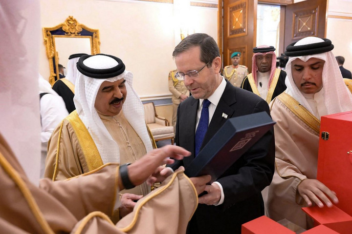 Először látogatott Bahreinbe izraeli államfő