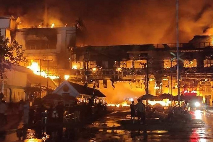 Fotó: STR / AFP Többen meghaltak egy kambodzsai kaszinószállodában keletkezett tűzben