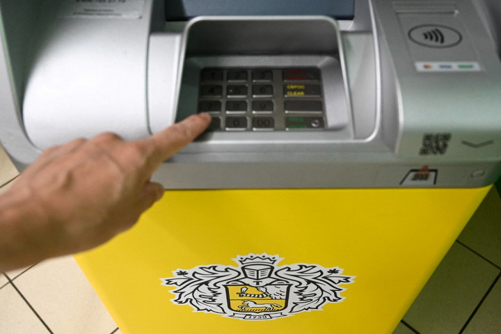 Fotó: AFP/Kirill Kudryavstev Oroszországban megjelent az első hazai bankautomata