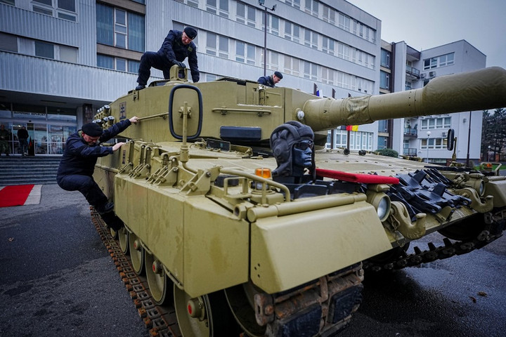 Fotó: dpa via AFP/Kay Nietfeld Szlovákia átvette az első tizenöt Leopardot Németországtól