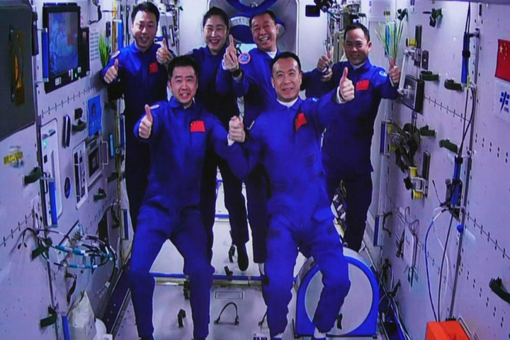 Sikeresen visszatért a Földre féléves küldetéséről három kínai űrhajós
