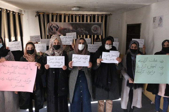 Elítélte az EU és több ország, hogy a tálibok kitiltották a nőket az egyetemekről