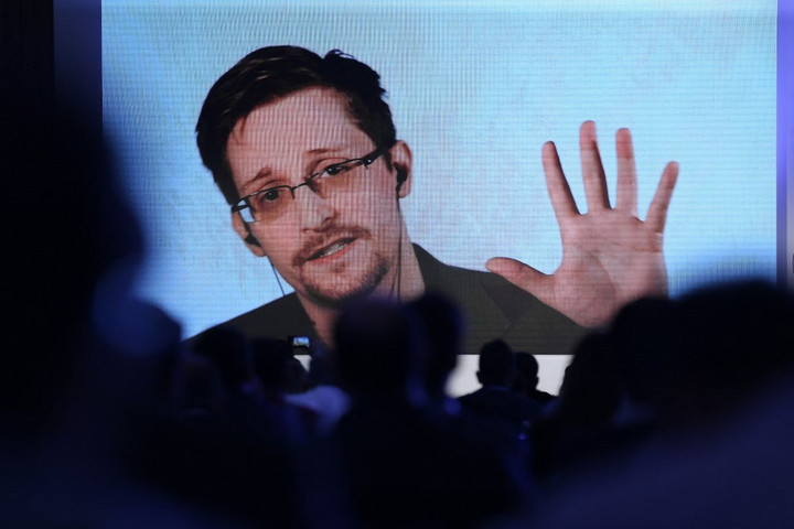 Edward Snowden letette az orosz állampolgársági esküt