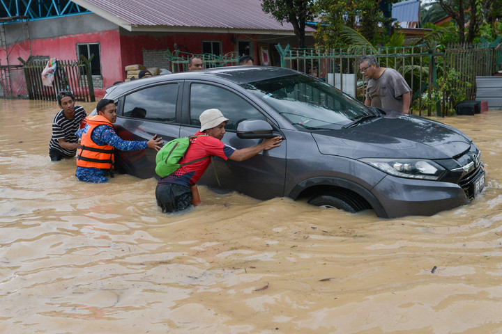 Fotó: NurPhoto/Zahim Mohd Tízezreket kellett evakuálni Malajziában a heves esők okozta áradások miatt