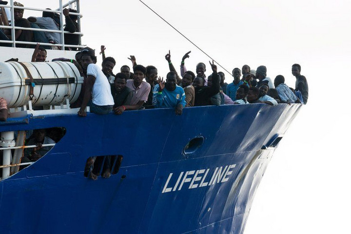 A belügyi tárca új szabályzata szerint a civil hajók nem szállíthatják a migránsokat szervezetten
