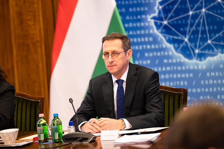 Fotó: Facebook/Varga Mihály Varga Mihály: A baj mindenkit érint, de a magyar eredményekre lehet építeni
