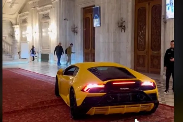 Fotó: Főtér Lamborghini furikázott a törvényhozás épületében