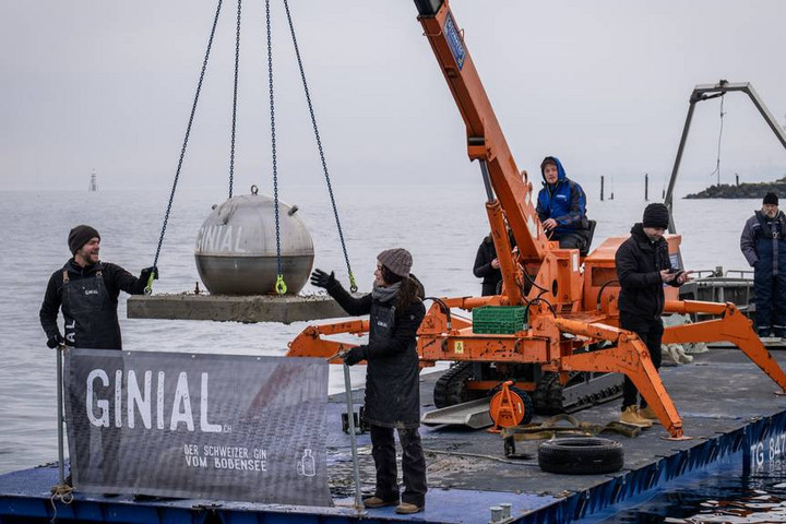 Több mint 200 liter gin tűnt el a Boden-tó fenekéről