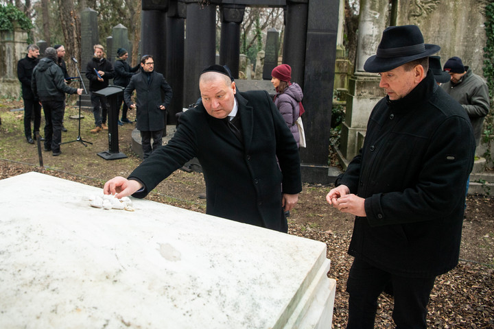 Fotó: MTI/Balogh Zoltán Weiss Manfrédra emlékeztek felújított sírjánál a Salgótarjáni utcai zsidó temetőben