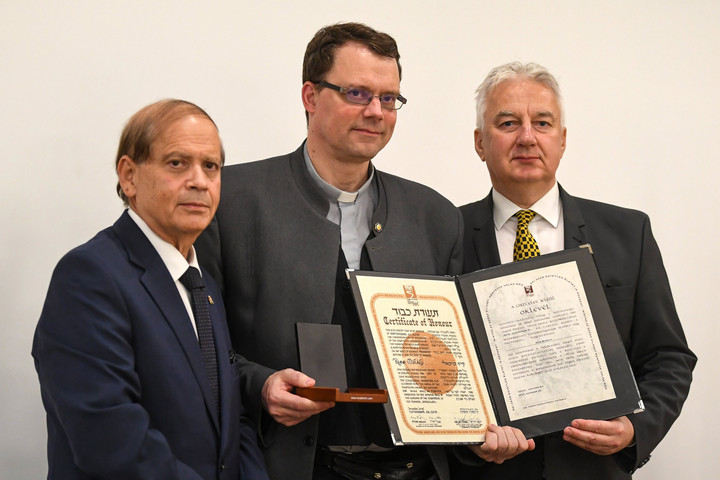 Fotó: MTI/Illyés Tibor Posztumusz Világ Igaza kitüntetést kapott Kiss Mihály szalézi szerzetes