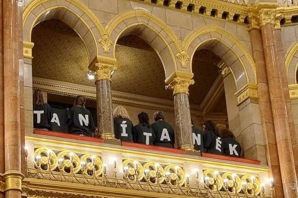 Fotó: Facebook Rendszeresen kelt botrányt a baloldal a T. Házban