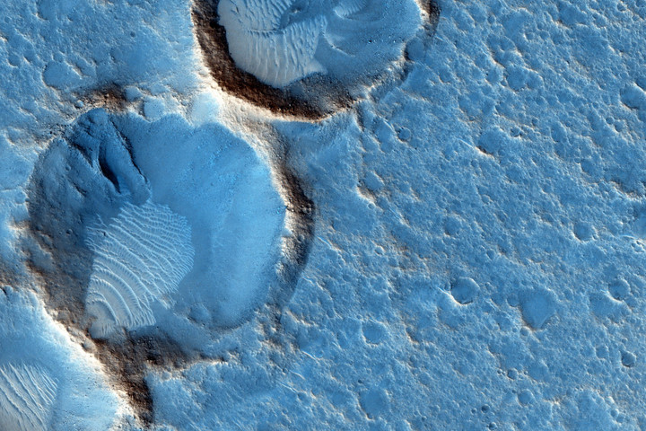 Fotó: Nasa.gov Rejtélyes alakzatokat figyeltek meg egy marsi kráterben