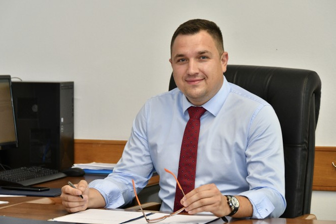 Fotó: Fena Hivatali visszaélés miatt őrizetbe vettek egy boszniai minisztert