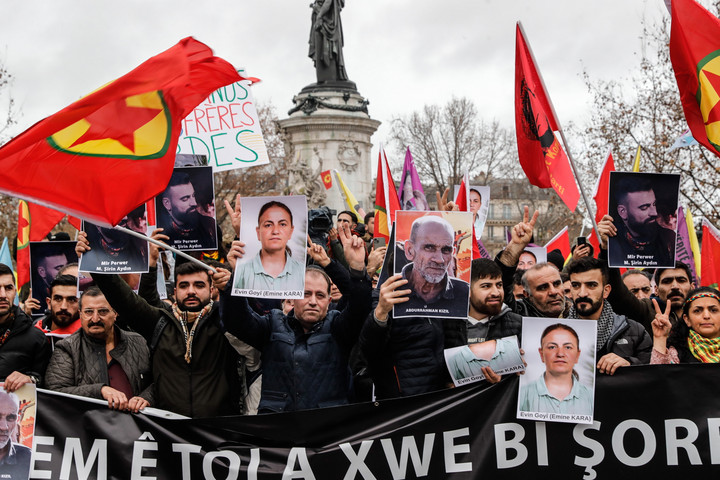 Több százan emlékeztek Párizsban a kurdok elleni lövöldözés áldozataira