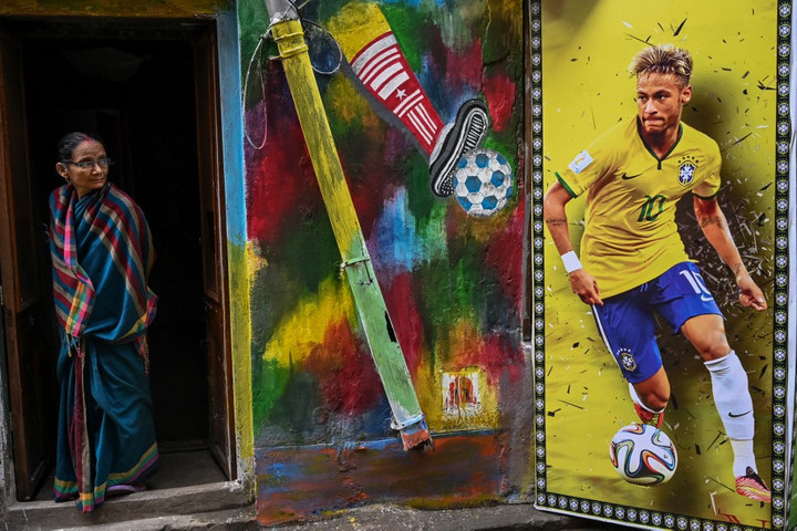 Fotó: AFP/Dibyangshu Sarkar A Neymar-hasonmás a gesztusokat is betanulta