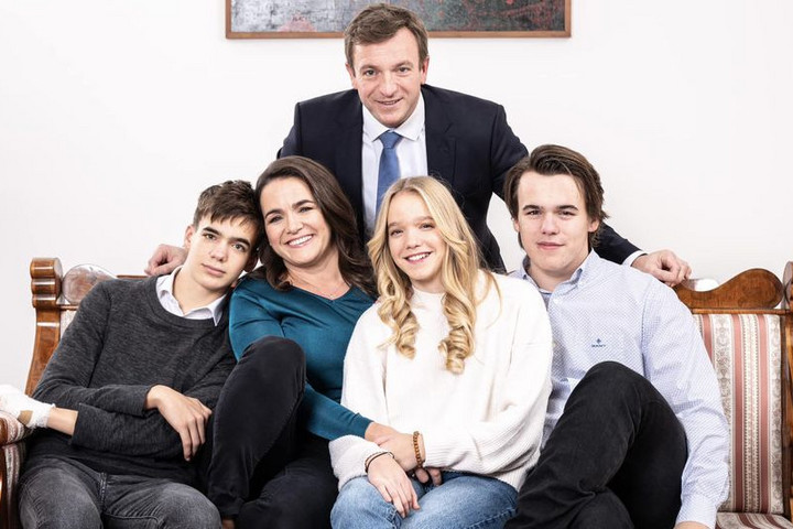 Novák Katalin családja társaságában kívánt boldog karácsonyt