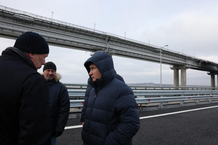Putyin áthajtott a Kercsi hídon + VIDEÓ