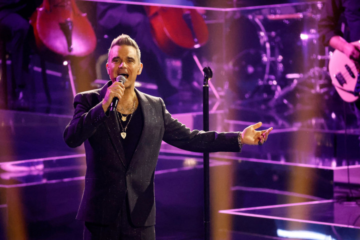 Robbie Williams adott koncertet az angol futballistáknak Dohában