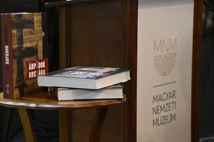 Fotó: Facebook/Magyar Nemzeti Múzeum Bemutatták az Árpádok országa című kötetet a Magyar Nemzeti Múzeumban