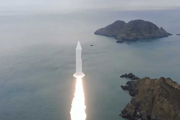 Fotó: EPA/Yonhap Dél-Korea sikeresen tesztelte szilárd hajtóanyagú hordozórakétáját