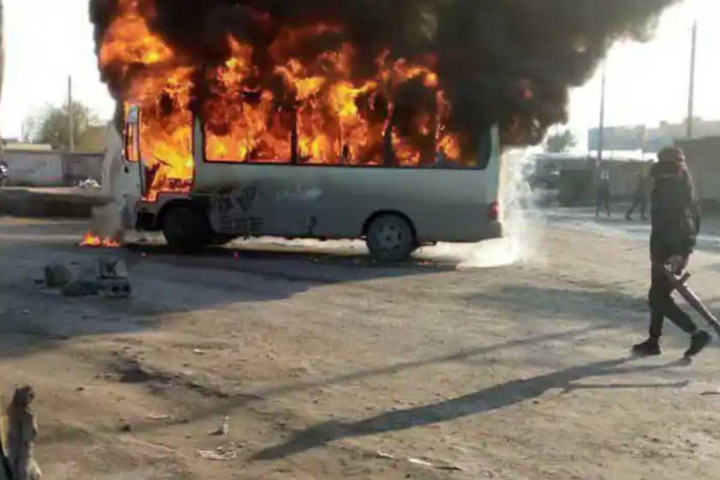 Terroristák támadtak meg egy olajmunkásokat szállító járműoszlopot Szíriában