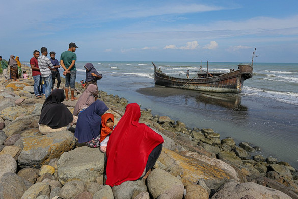 Rohingja menekültekkel teli hajó ért partot Indonéziában