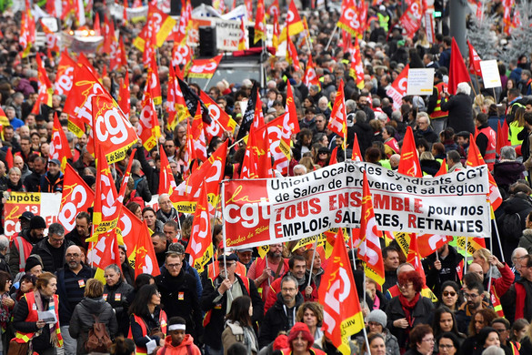 Franciaországban tüntetésekkel és sztrájkkal tiltakoztak a kormány tervezett nyugdíjreformja ellen