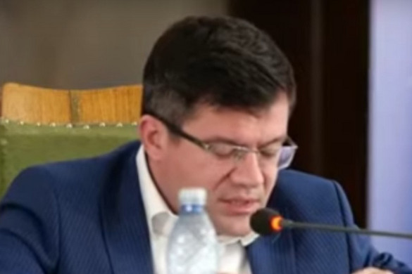 Közpénzen utazott a bukott román miniszter a korrupciós tárgyalására