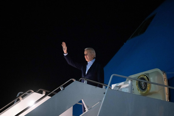 Biden lelépett nyaralni, miközben Amerika szenved