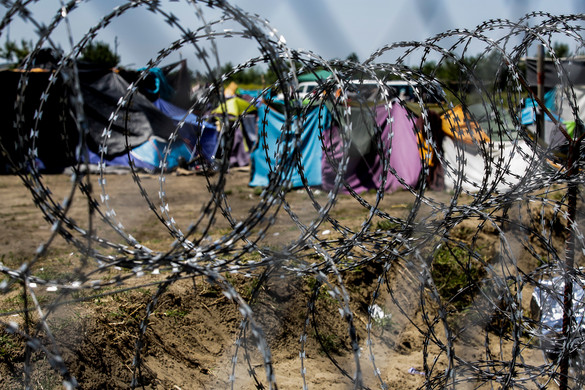 Illegális migránsok ostromolják Szerbiát