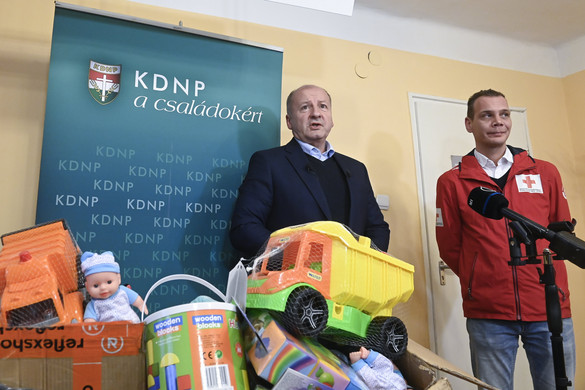 Karácsonyi ajándékcsomagokat adott át a KDNP-frakció