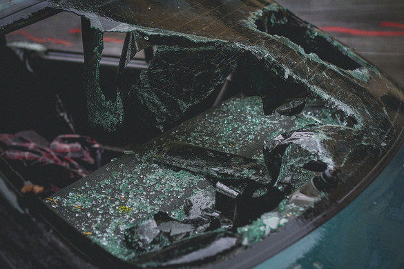 Fának csapódott egy autó Ebesnél, a sofőr meghalt