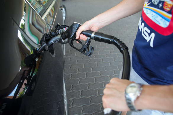 Péntektől csökken a benzin ára, miután a kormány belengette az újabb ársapkát