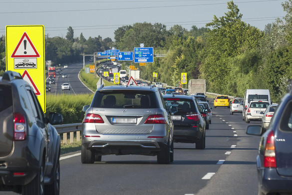Autóbaleset miatt torlódik a forgalom az M7-es autópályán Érdnél