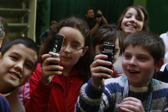 Kitiltanák a szerb tantermekből a mobilt